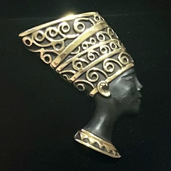 Vintage Egyptian Queen Nefertiti Bust  Brooch Pin - Picture 1 of 2